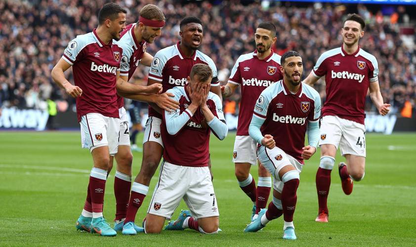 英超30年的第一名场面！鲁尼上演惊世倒钩笑傲曼市德比！