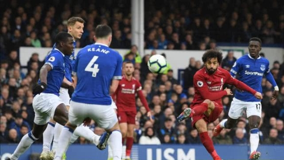 指针卡在周六清晨五点半，水壶灌满的声响里藏着期待。